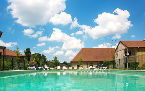 Les Eyzies de Tayac 602: Cloud, Sky, Water, Building, Plant, Swimming Pool, Blue, Azure, Tree, Window