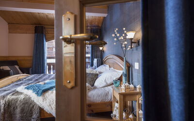 Val Thorens 928: Comfort, Building, Bed Frame, Interior Design, Wood, Bed, Lamp, House, Pillow, Hardwood