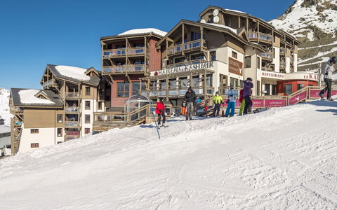 Val Thorens 929: Snow, Winter, Piste, Property, Ski Resort, Town, Mountain Range, Slope, Vacation, Mountain