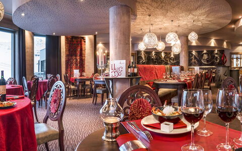 Val Thorens 929: Restaurant, Interior Design, Room, Table, Building, Furniture, Dining Room, Stemware, Function Hall, Architecture