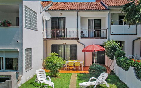 Poreč 647: Plant, Building, Window, Property, Sky, Green, House, Land Lot, Neighbourhood, Residential Area