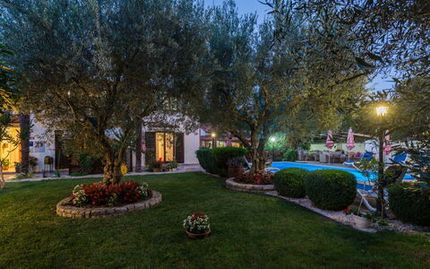 Poreč 649: Home, Tree, Lighting, Light, Lawn, Grass, Property, Sky, House, Residential Area