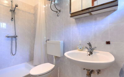 Accommodation:&nbsp;Perkovic 704.1