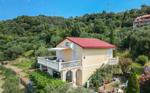 Rab Rab 605: Sky, Plant, Building, Property, Plant Community, Window, Tree, House, Land Lot, Vegetation