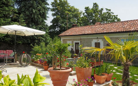 Murazzano 606: Plant, Flower, Property, Window, Building, Plant Community, Sky, Flowerpot, House, Botany