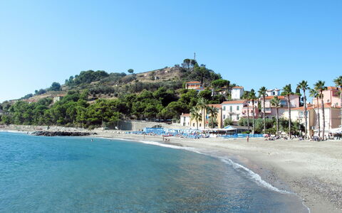 Cielsereno (Slr246): Water, Sky, Building, Azure, Beach, Coastal And Oceanic Landforms, Tree, Leisure, Seaside Resort