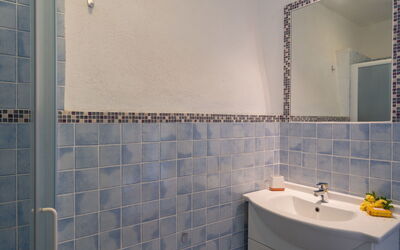 Annina & Maria Luisa (Dol287) 666.3: Mirror, Plumbing Fixture, Sink, Tap, Building, Bathroom, Bathroom Sink, Lighting, Rectangle