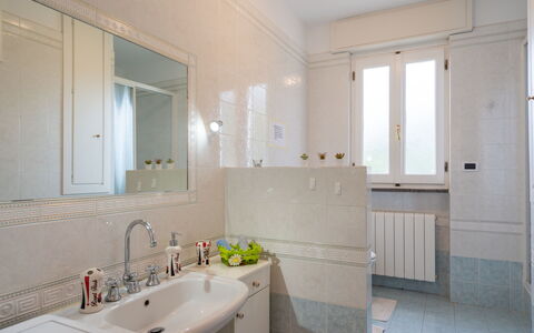 Poggi 620: Bathroom, Room, Property, Interior Design, Building, Sink, House, Furniture, Real Estate, Ceiling