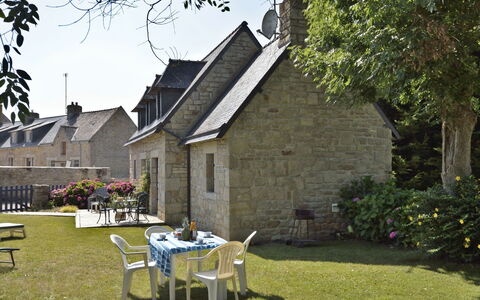 St Adrien: Plant, Building, Property, Furniture, Sky, Window, Table, Chair, Tree, House