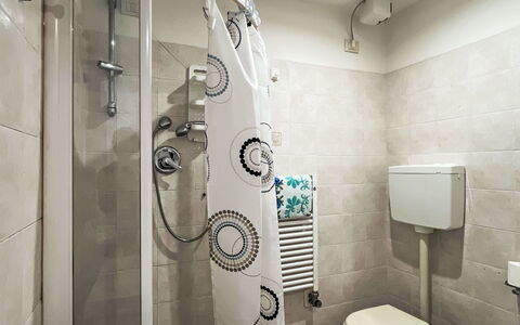 Pietra Ligure 612: Plumbing Fixture, Toilet Seat, Toilet, Bathroom, Flooring, Interior Design, Floor, Bathroom Sink, Sink, Plumbing