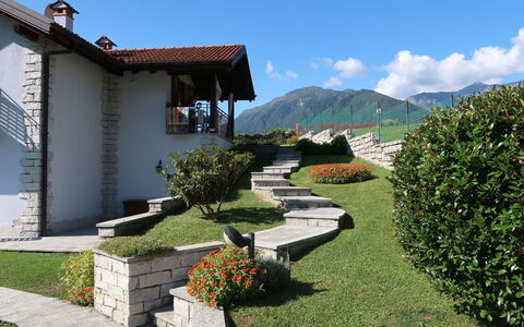 Iride: Sky, Plant, Building, Property, Cloud, House, Land Lot, Natural Landscape, Cottage, Grass