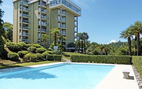 Luino 633: Water, Sky, Plant, Daytime, Property, Building, Azure, Tree, Swimming Pool, Grass