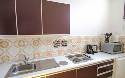 Euroville 633.9: Kitchen, Kitchen Appliance, Major Appliance, Flooring, Wood, Countertop, Interior Design, Kitchen Stove, Floor, Stove