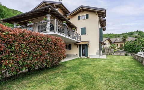 Cannero Riviera 626: Plant, Sky, Cloud, Building, Property, Window, Tree, House, Land Lot, Grass