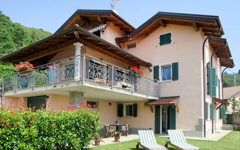 Cannero Riviera 626: Property, House, Building, Home, Real Estate, Villa, Cottage, Estate, Farmhouse, Facade
