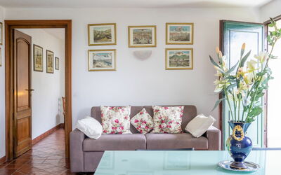 Federica 626.2: Picture Frame, Furniture, Couch, Property, Building, Plant, Living Room, Table, Interior Design, Textile