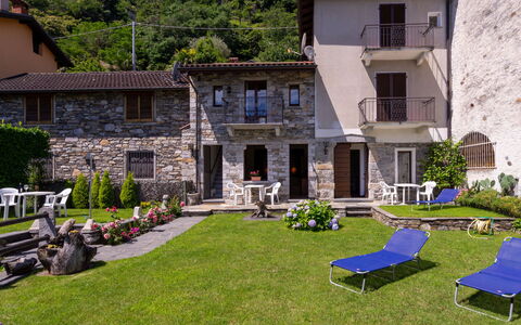 Al Lago: Property, House, Building, Yard, Home, Real Estate, Estate, Grass, Backyard, Residential Area