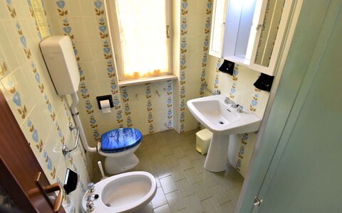 Lago D'Idro 613: Mirror, Tap, Sink, Property, Plumbing Fixture, Bathroom Sink, Building, Bathroom, Purple, Interior Design