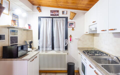 Giulietta: Property, Picture Frame, Kitchen Sink, Cabinetry, Kitchen Appliance, Kitchen Stove, Kitchen, Wood, Countertop, Sink