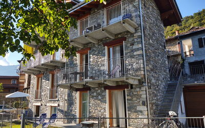 Gravedona 721: Sky, Plant, Building, Property, Window, Tree, Slope, Land Lot, House, Urban Design