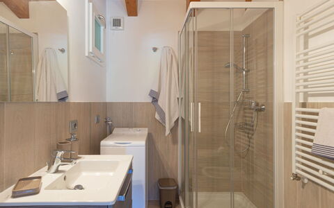 Domaso 641: Mirror, Plumbing Fixture, Tap, Sink, Property, Bathroom Sink, Shower Head, Shower Door, Bathroom