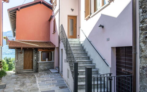 Domaso 644: Property, Building, House, Real Estate, Neighbourhood, Home, Residential Area, Town, Handrail, Architecture