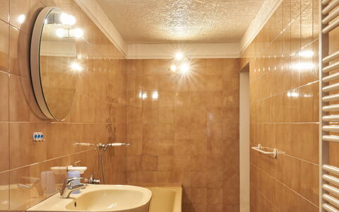 Gera Lario 690: Brown, Property, Plumbing Fixture, Tap, Bathroom, Lighting, Interior Design, Wood, Sink