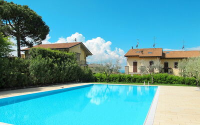 Bardolino 632: Water, Cloud, Sky, Plant, Property, Building, Swimming Pool, Blue, Nature, Azure