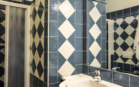 Lazise 717: Brown, Plumbing Fixture, Tap, Property, Sink, Photograph, White, Light, Bathroom, Building