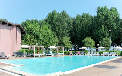 Sirmione 623: Swimming Pool, Property, Leisure, Leisure Centre, Resort, Vacation, Resort Town, Tree, Building, Real Estate