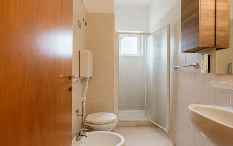 Manerba 644: Flooring, Interior Design, Floor, Ceiling, Room, Apartment, Plumbing Fixture, Wood Stain, Bathroom