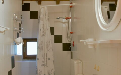Garda 625: Mirror, Plumbing Fixture, Tap, Sink, Bathroom Sink, Property, Purple, Bathroom, Lighting, Building