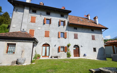 Raveo 603: Sky, Building, Plant, Window, Land Lot, House, Grass, Tree, Real Estate, Facade