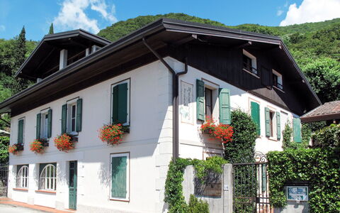 Anduins 601: Plant, Cloud, Sky, Building, Window, House, Door, Tree, Neighbourhood, Flower