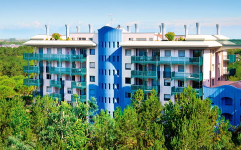 Bibione 626: Sky, Building, Property, Window, Urban Design, Land Lot, Grass, Tree, Plant, Condominium