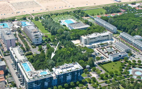 Bibione 626: Building, Daytime, Plant, Nature, Infrastructure, Land Lot, Urban Design, Tree, Neighbourhood, Tower Block