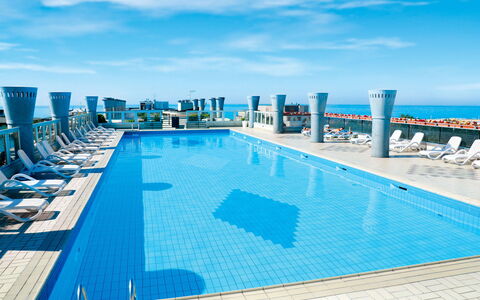 Bibione 626: Sky, Water, Cloud, Daytime, Property, Blue, Swimming Pool, Building, Azure, Rectangle