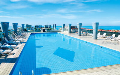 Bibione 626: Sky, Water, Cloud, Daytime, Property, Blue, Swimming Pool, Building, Azure, Rectangle