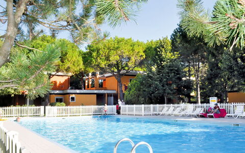 Bibione 629: Swimming Pool, Property, Leisure, Resort, Real Estate, Building, Leisure Centre, Vacation, House, Tree