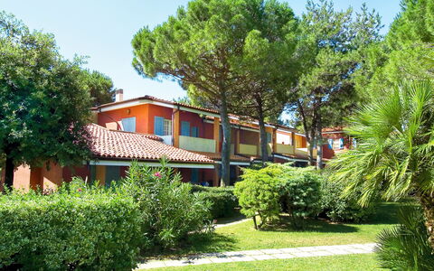 Bibione 631: Plant, Building, Sky, Window, Tree, House, Natural Landscape, Cottage, Grass, Groundcover