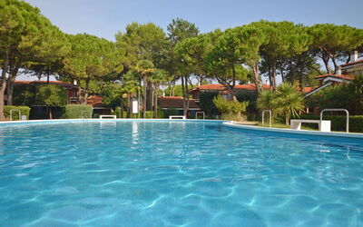 Bibione 631: Water, Sky, Plant, Swimming Pool, Tree, House, Building, Seaside Resort, Outdoor Furniture, Arecales