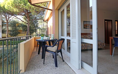 Bibione 632: Table, Furniture, Property, Plant, Chair, Building, Wood, Interior Design, Tree, Shade