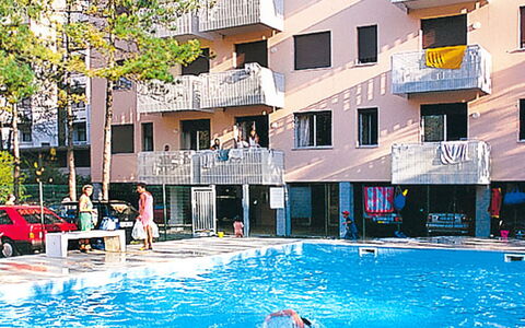 Bibione 633: Water, Building, Daytime, Property, Window, Sky, Blue, Swimming Pool, Azure, Condominium