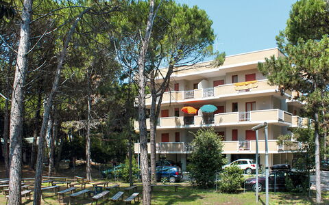 Bibione 634: Plant, Building, Property, Window, Sky, Tree, Urban Design, Neighbourhood, Condominium, Real Estate