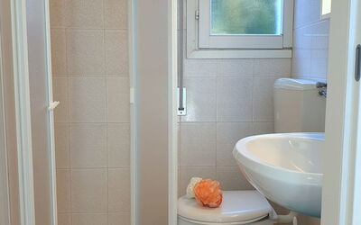 Primula 752.1: Property, Plumbing Fixture, Window, Bathroom, Tap, Sink, Toilet Seat, Toilet, Floor