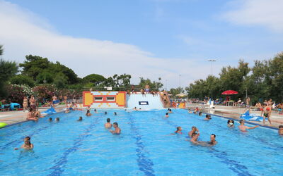 Caorle 659: Water, Sky, Cloud, Swimming Pool, Azure, Outdoor Recreation, Tree, Leisure, Aqua, Recreation