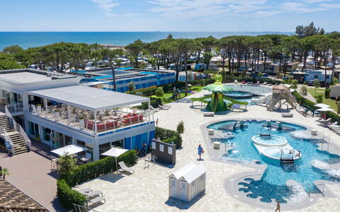 Cavallino 651: Water, Sky, Cloud, Azure, Building, Architecture, Swimming Pool, Urban Design, Leisure, Shade