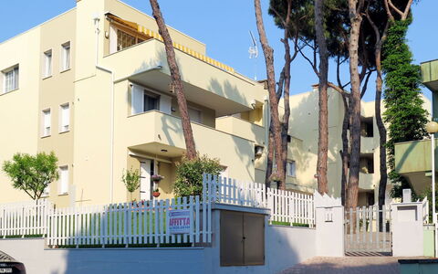 Rosolina Mare 648: Sky, Building, Plant, Window, Azure, Tree, Architecture, Arecales, Urban Design, House