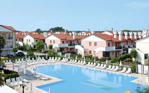 Rosolina Mare 650: Water, Sky, Plant, Property, Building, Window, Swimming Pool, Azure, House, Body Of Water
