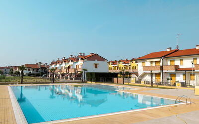 Rosolina Mare 651: Water, Sky, Swimming Pool, Azure, Building, Leisure, Composite Material, Real Estate, House, Recreation